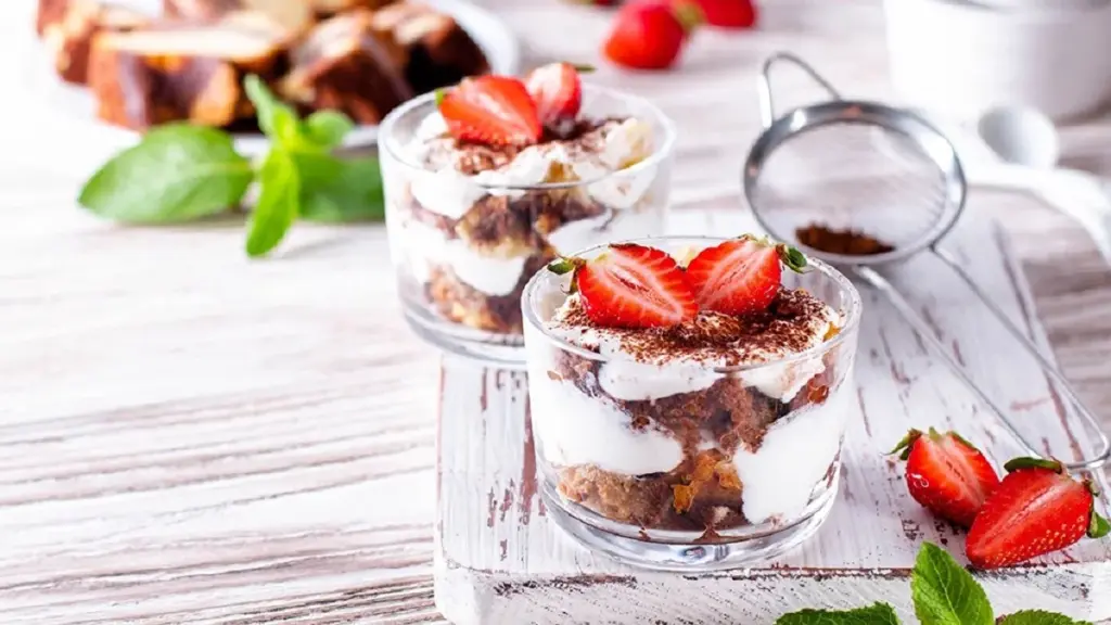 Trifle met tsoureki, yoghurt en aardbeien