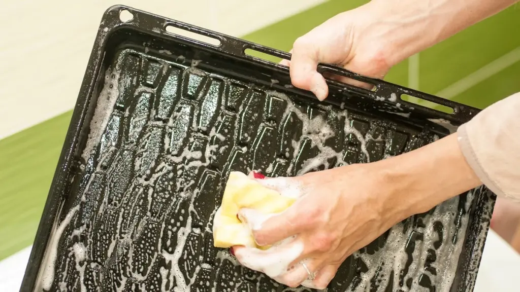Bakvormen en pannen die niet schoonkomen? Dit is de fout die we maken